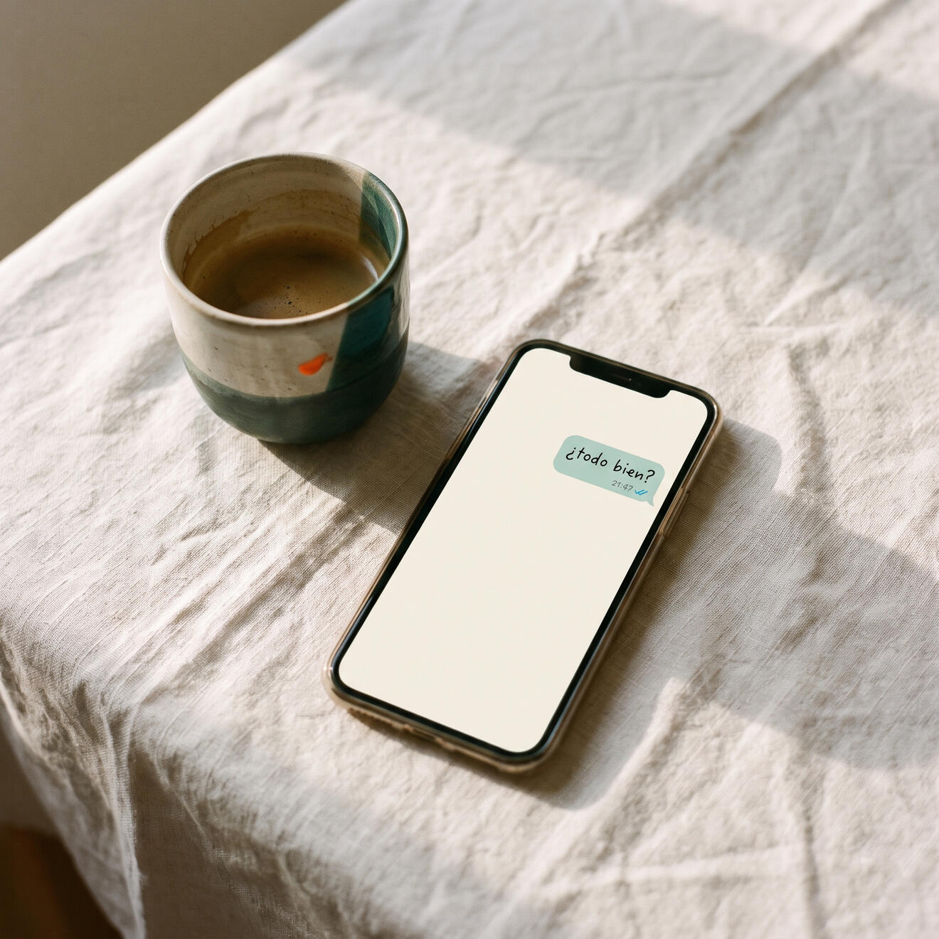 Celular sobre una mesa con un mensaje leído y sin respuesta